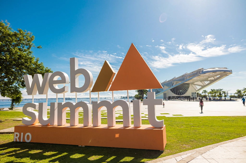 Ihmiset keskustelevat Web Summit Riossa.