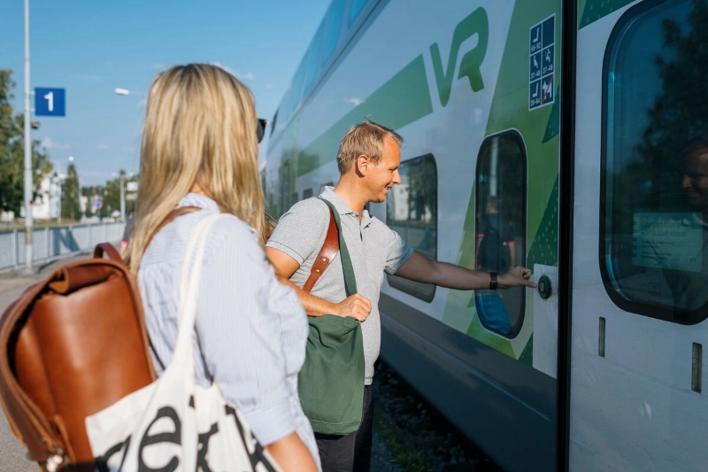 A man and a woman open the train door. - Juho Kuva / Visit Finland