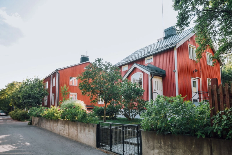 Red wooden houses with backyards. - Julia Kivelä / Visit Finland