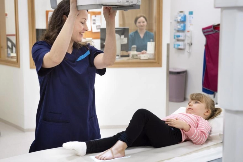 Nurses giving treatment to a child. - HUS