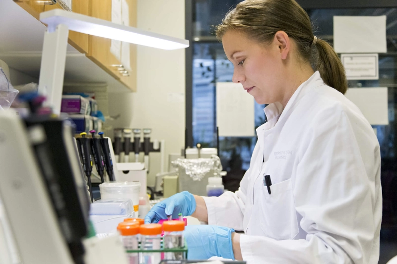A female scientist works in a laboratory.  - Keksi Agency / Helsinki Partners