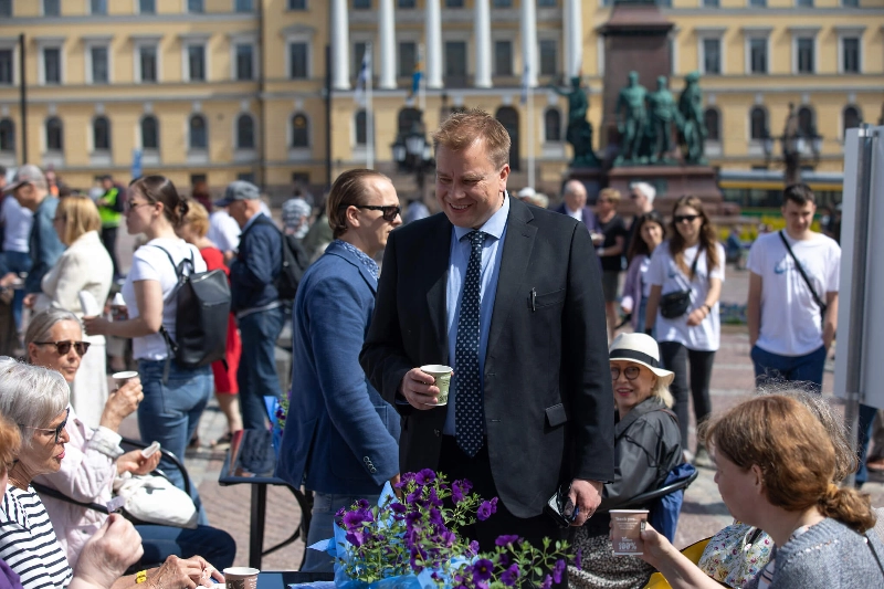 The Finnish Minister of Defence drinks coffee in a city square. - Aapo Riihimäki / Flickr