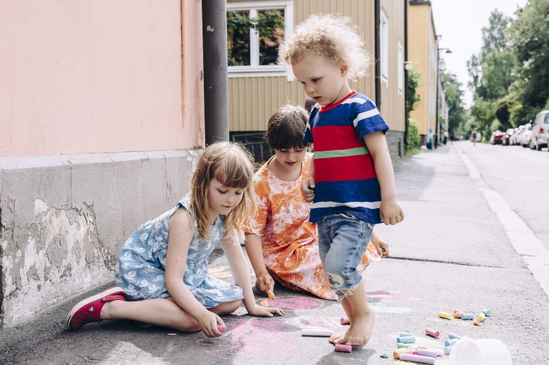 Three children draw with chalk. - Aleksi Poutanen / Helsinki Partners