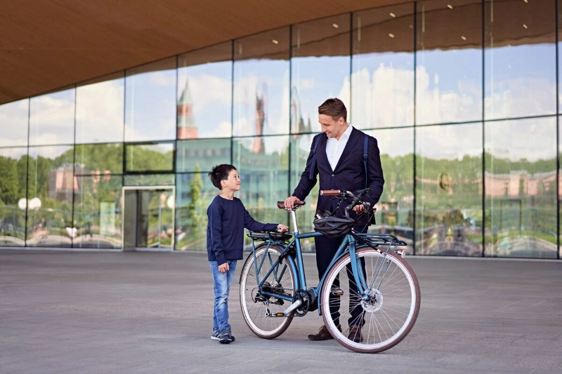 A child meets his dad after work. - Mikko Törmänen / Keksi Agency