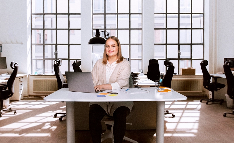 kvinna som arbetar vid sitt skrivbord - Work in Finland International Recruitment Advice Service for Employers