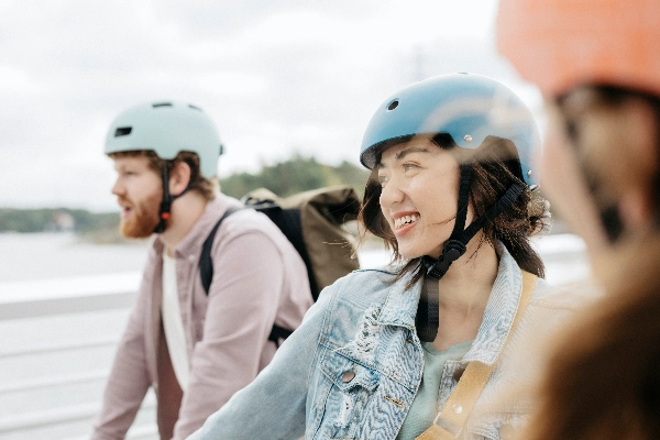 Kolme henkilöä pyöräilykypärät päässä - kuva: Elina Manninen